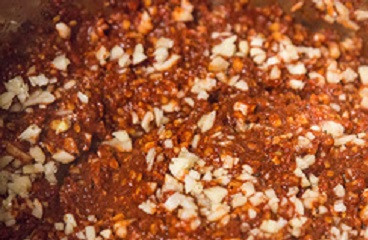 1. Этап. Аджика Кавказская на зиму: 9. А затем добавьте чеснок. Варите около 5-7 минут.