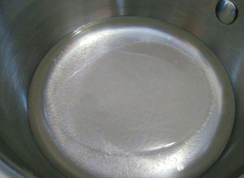 1. Этап. Трюфельные пряники: Вылейте воду в толстодонный ковш или небольшую кастрюльку. Добавьте в воду сахар и подсолнечное масло, размешайте до растворения сахара.