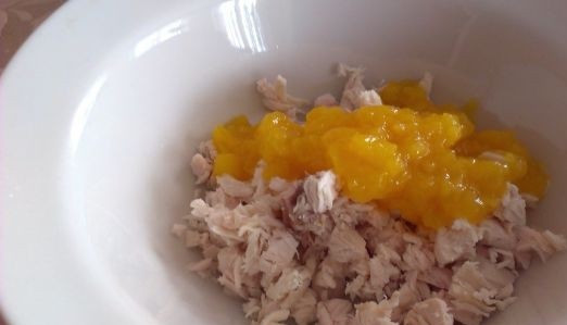 1. Этап. Персики, фаршированные курицей: 7. Вырезанную мякоть также использовать в начинку. Обжаренные грибочки остудить и добавить к курице. Перемешать, при желании посолить и поперчить.Чтобы персики, фаршированные курицей в домашних условиях не были сухими, в начинку можно добавить немного сиропа из банки с персиками.