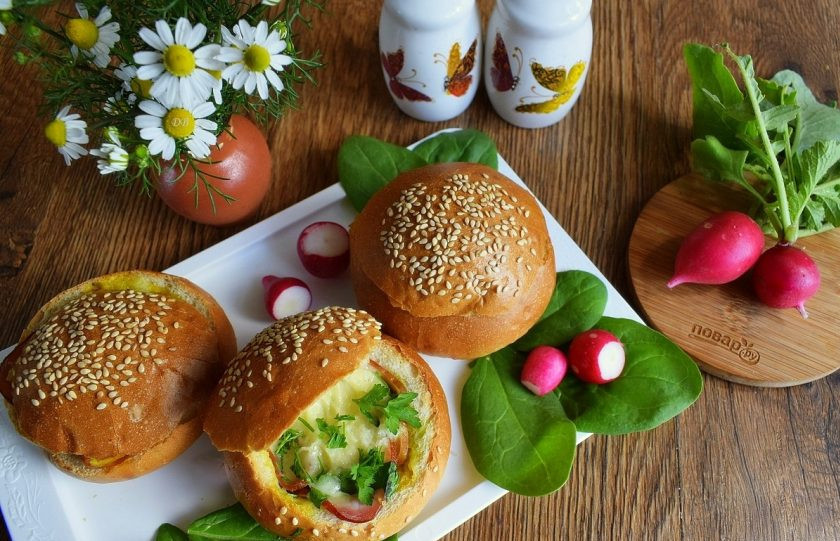 1. Этап. Горячие булочки с яйцом и сыром: Подавайте горячими с зеленью и свежими овощами. Приятного аппетита!