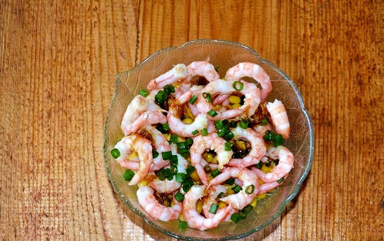 1. Этап. Салат с креветками и зеленым луком: Вылейте заправку в салатник.