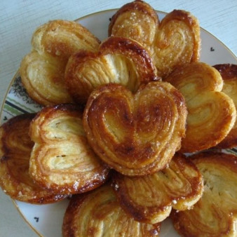 Сердечки из слоеного теста с сахаром