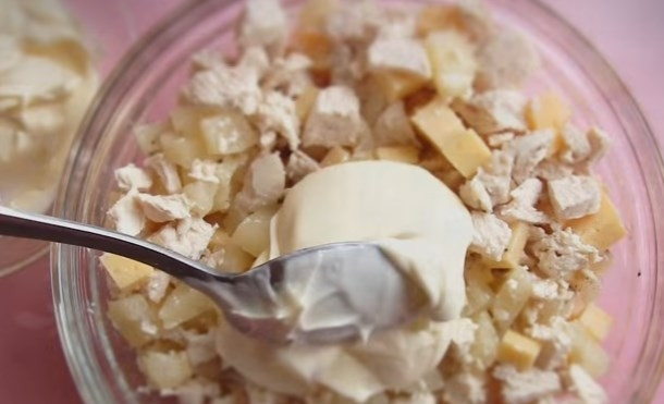 1. Этап. Салат Дамский с ананасом: 5. Заправьте салат майонезом и перемешайте.