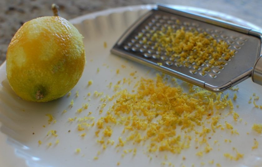 1. Этап. Лимонный кекс с майонезом: 1. Вымойте хорошенько лимоны, а лучше обдайте их кипятком. Натрите цедру 4 лимонов и выдавите сок.