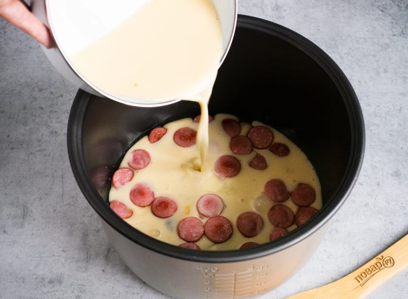 1. Этап. Омлет с сосисками в мультиварке: Затем влейте в чашу яичную массу, закройте мультиварку крышкой и продолжайте приготовление на режиме 