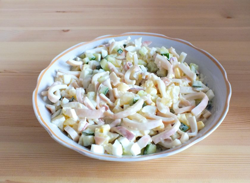 1. Этап. Салат из кальмаров, ананасов и огурцов: Перемешайте и сразу подавайте к столу.