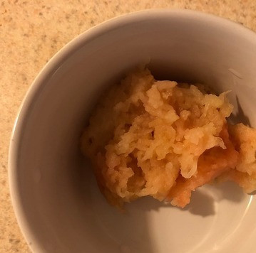 1. Этап. Огурцы с клюквой и запеченным яблоком: 6. Натираем яблоко на мелко терке или измельчаем блендером.