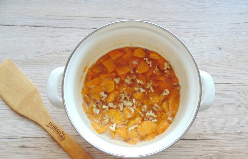 1. Этап. Варенье из хурмы с орехами: За 2-3 минуты до окончания приготовления добавьте в кастрюлю очищенные орехи, измельчённые по своему усмотрению.