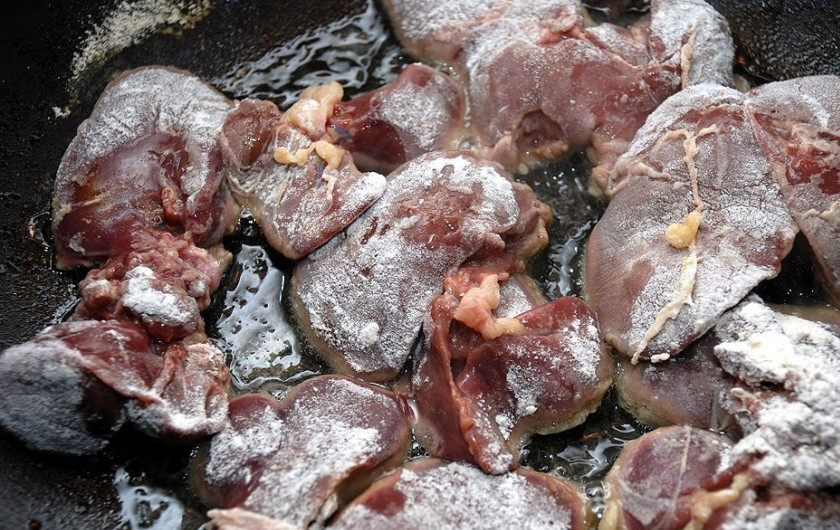 1. Этап. Печень с баклажанами: Печень промываем, просушиваем, нарезаем на кусочки, обваливаем в муке и обжариваем на отдельной сковородке до полной готовности, не солим и не перчим.