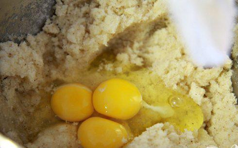 1. Этап. Тыквенный хлеб с орехами: 3. Добавить яйца и тыквенное пюре, перемешать.