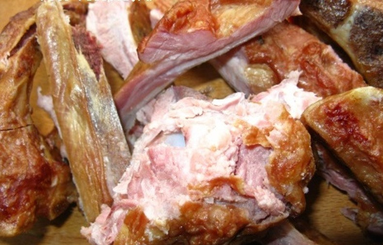 1. Этап. Гороховая каша с копчеными ребрышками: Пока горох варится, возьмите копченые свиные ребра. Порубите их на небольшие кусочки.