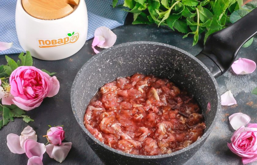 1. Этап. Варенье из розовых лепестков: Затем еще раз прогрейте 5 минут и снова остудите 1 час на холоде. В третий раз прогрейте варенье и ошпарьте банку и крышку кипятком или простерилизуйте любым удобным способом.