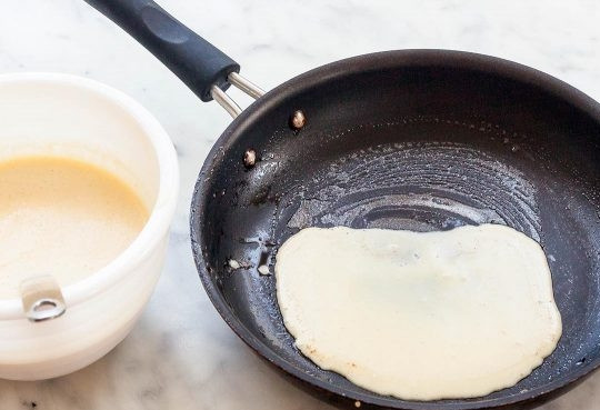 1. Этап. Тоненькие блинчики: Разогрейте сковороду, смажьте маслом. Вылейте немного теста и распределите по сковороде, жарьте минутку-две.