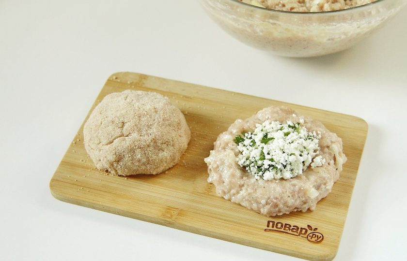 1. Этап. Котлеты из индейки с творогом: Возьмите небольшое количество фарша и придайте ему форму лепешки. По центру положите начинку из творога и зелени. Накройте начинку фаршем и мокрыми руками сформируйте котлету. Обваляйте котлету в сухарях.