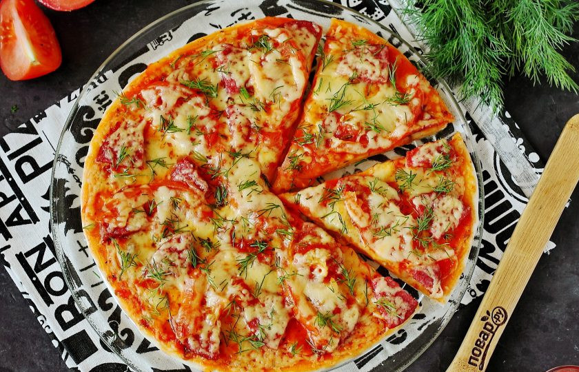 1. Этап. Пицца на готовой основе в микроволновке: Подавать пиццу к столу можно сразу же. Приятного аппетита!