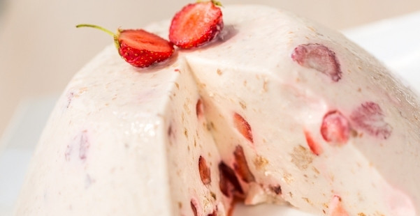 1. Этап. Творожный торт с клубникой: Оставьте торт в холодильнике на ночь. Достаньте десерт из формы перед подачей. Приятного чаепития!