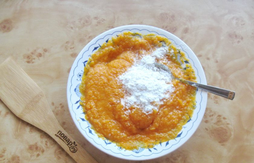 1. Этап. Запеканка с тыквой и творогом: Всыпьте столовую ложку картофельного крахмала с горкой и перемешайте.