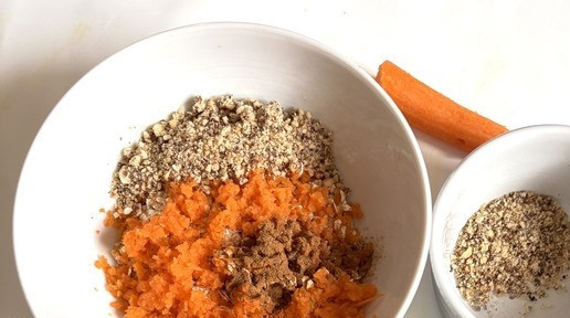 1. Этап. Ночная овсянка с морковью: К овсяным хлопьям добавить орехи, оставив немного для украшения, корицу и щепотку соли. Натереть на мелкой тёрке морковь, оставив кусочек для украшения, добавить к хлопьям.