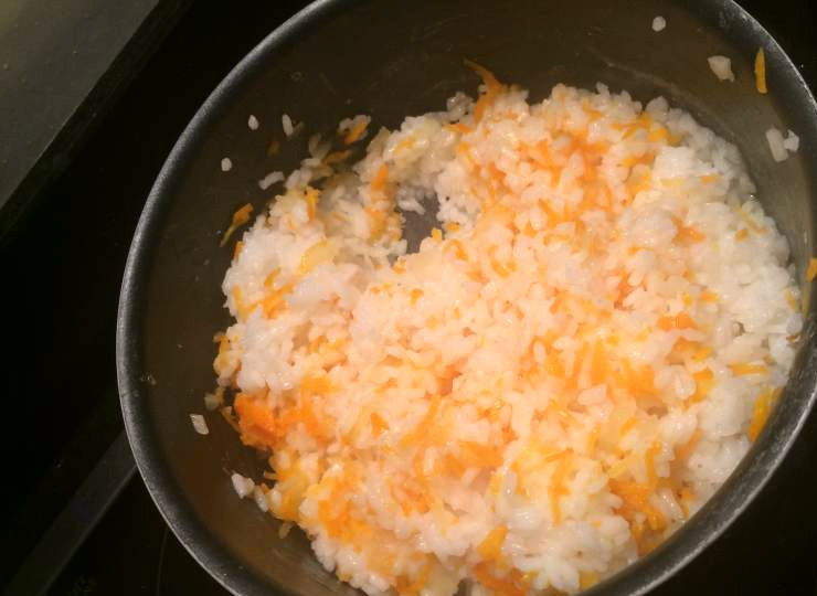 1. Этап. Голубцы из индейки: Рис промываем водой. Варим в кастрюле в соотношении 1 к 2 с водой в течение 40 минут. Отваренный рис выкладываем на сковороду, где тушится лук и морковь.