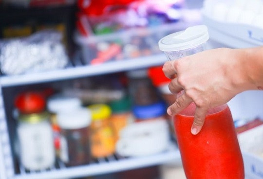 1. Этап. Клубничный фреш: 4. Готовый фреш можно сразу подавать к столу или дать ему охладиться немного в холодильнике. Перед подачей можно украсить стакан целой ягодой и дополнить соломинкой, например.