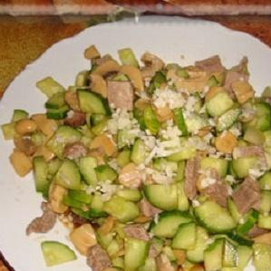 1. Этап. Китайский салат Шаньдун: 4. Зубчики чеснока порубить чесноком. Кстати, китайцы никогда не измельчают чеснок чеснокодавкой, а только рубят ножом. Выложить салат на блюдо и посыпать его чесноком.