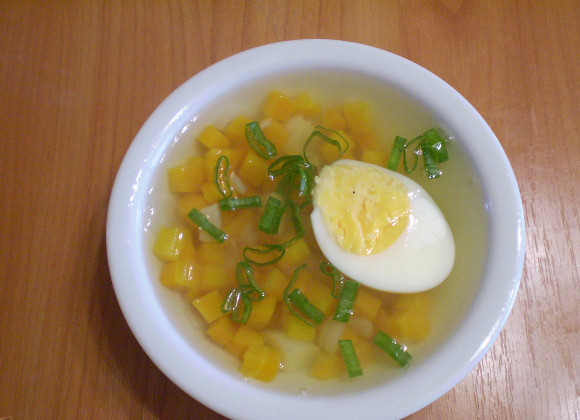 1. Этап. Летний суп из моркови: 8. Порционно в тарелочку кладем яйцо, зелень, заливаем супом. Готово!