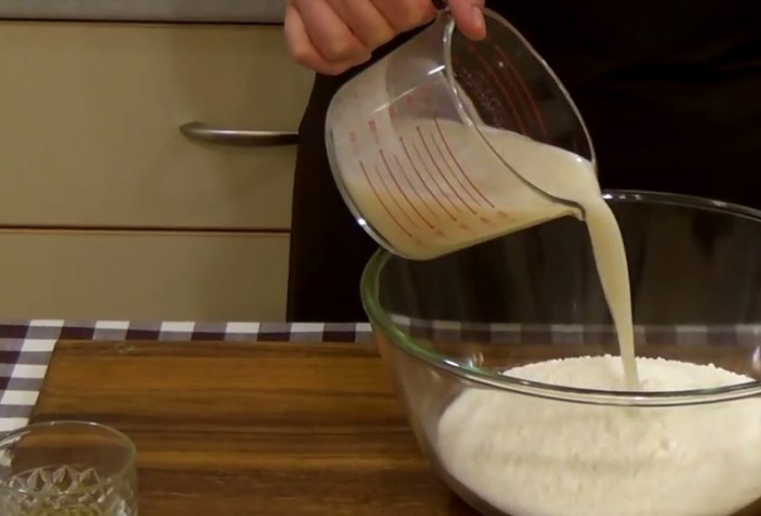 1. Этап. Пирог Трио: 1. Приготовьте тесто: сухие дрожжи разведите в подогретой сыворотке с сахаром. Оставьте на 10 минут при комнатной температуре. В просеянную муку добавьте дрожжи и замесите тесто в течение 5 минут.