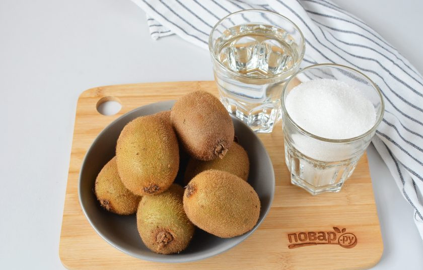 1. Этап. Цукаты из киви: Подготовьте ингредиенты: киви, воду, сахар. Приступим!