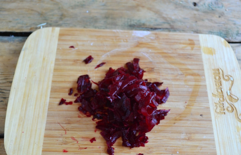 1. Этап. Салат Чафан: Предварительно отваренную свеклу натрите на мелкой терке. Можно смешать ее с измельченными орехами.