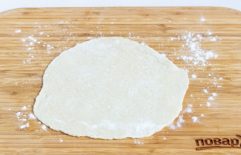 1. Этап. Лепешки без яиц: Раскатайте каждую часть теста в лепешку.