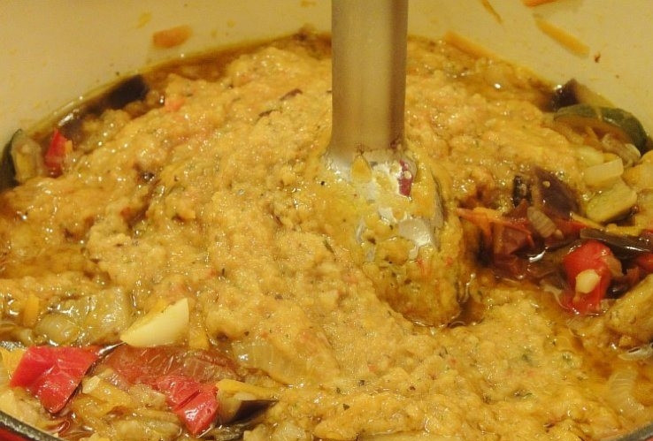 1. Этап. Икра из баклажанов и кабачков: Затем вынимаем лавровый лист и при помощи блендера измельчаем овощи до однородной массы.