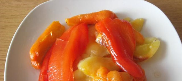 1. Этап. Сербский айвар: Перец остыл. Снимаем с него кожу и удаляем все семена.