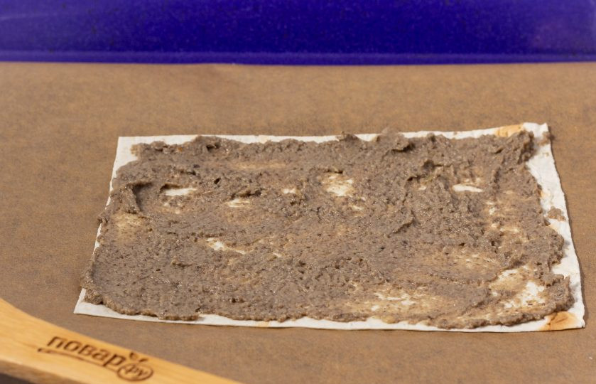 1. Этап. Торт из лаваша с грибами: Противень застелите пекарской бумагой, положите лист лаваша, смажьте грибным паштетом.