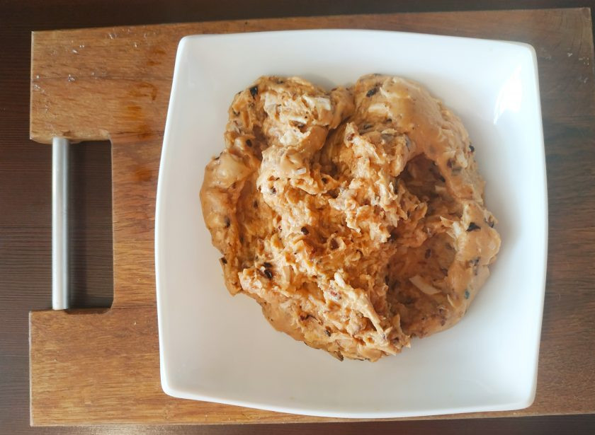 1. Этап. Испанские крокеты: В соус добавьте курицу и оставьте остывать, затем отправьте в холодильник на ночь.