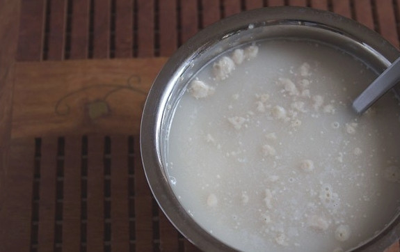 1. Этап. Пицца своими руками: Смешайте сахар с водой, затем отправьте туда дрожжи. Через 15 минут перемешайте массу. Оставьте еще на 15 минут.