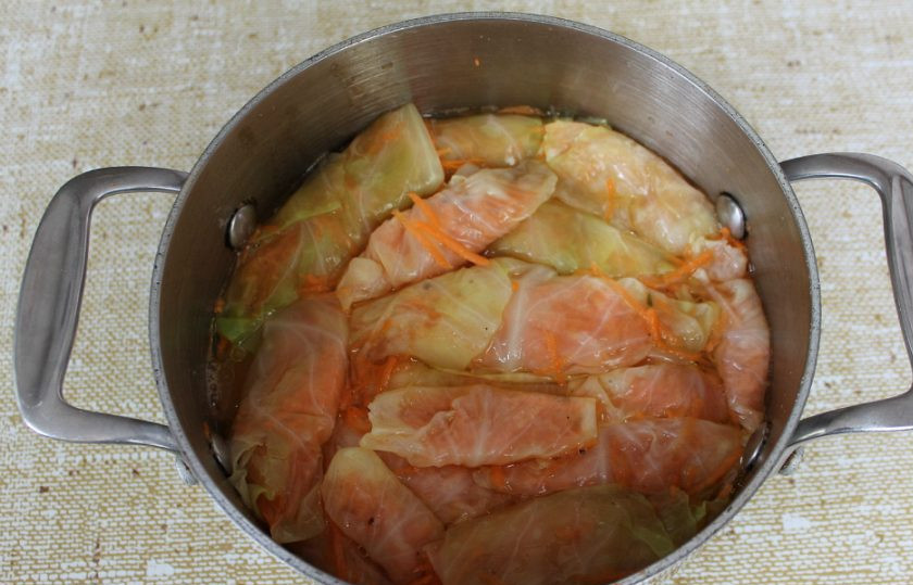 1. Этап. Капуста фаршированная морковью: Фаршированную капусту укладываем в кастрюлю. Добавляем оставшийся после моркови маринад, добавляем стакан кипятка и ложку подсолнечного масла. Маринад должен покрыть капусту с морковкой. Можно сверху поставить гнет. Оставляем мариноваться 6-8 часов при комнатной температуре, затем убираем закуску в холодильник.