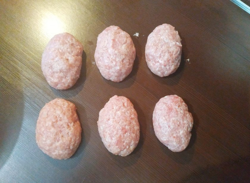 1. Этап. Вареные котлеты: Сформируйте котлетки одинакового размера.