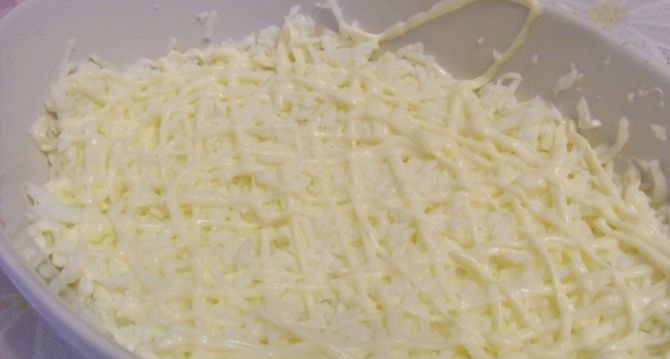 1. Этап. Салат Крабы в шубе: 3. Отвариваю и затем охлаждаю яйца. Отделяю желтки от белков, последние натираю на крупной терке, выкладываю их первым слоем в салатницу и поливаю майонезом.