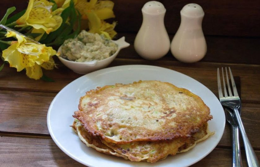 1. Этап. Блинчики из кабачков с грибами: 5. Готовые блинчики сложите стопкой. Дайте слегка остыть и подайте к столу. Я подавала с соусом типа Тар-Тар. Смешала сметану, натертые соленые огурчики и немножко чеснока.