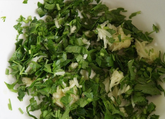 1. Этап. Куриный рулет с сыром и зеленью: 2. Вымойте и обсушите зелень, измельчите. Добавьте пропущенный через пресс чеснок. Очистите сладкий перец и нарежьте тонкими ломтиками. Такими же полосочками порежьте сыр.