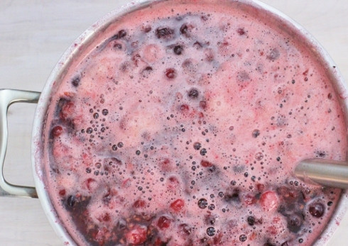1. Этап. Морс из клюквы и малины: Смешиваем клюкву и малину в большой кастрюле. Добавляем сахар и воду. Доводим его до кипения, уменьшите и варите морс примерно в течении 30 минут - 45 минут, пока фрукты не станут мягкими и не появится пена.