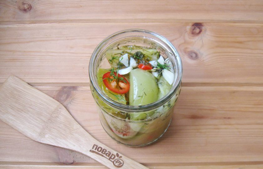 1. Этап. Зеленые помидоры дольками на зиму: Разложите помидоры в стерилизованные баночки.