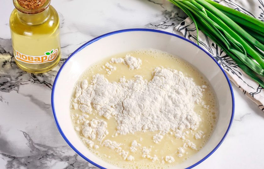 1. Этап. Блинчики со свиным сердцем: В глубокую емкость вбейте куриные яйца, влейте молоко любой жирности и всыпьте соль. Взбейте все венчиком 1-2 минуты. Затем всыпьте пшеничную муку высшего сорта. Вмешайте ее аккуратными движениями, чтобы не образовались комочки. Влейте растительное масло, перемешайте и оставьте тесто на 15 минут в покое.