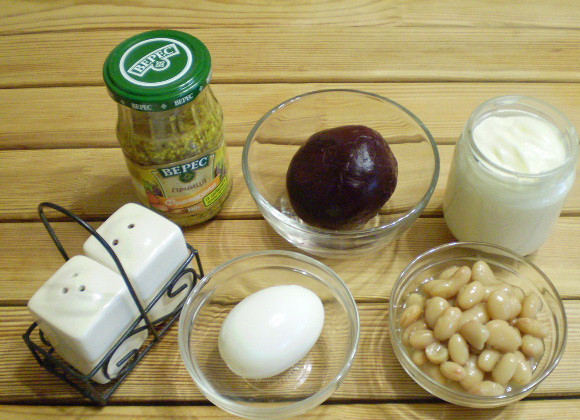 1. Этап. Салат к пельменям: 1. Приготовим продукты. Свеклу и яйцо отварить, очистить. Фасоль можно использовать консервированную или же отварить самостоятельно. Я предлагаю купить готовую вареную свеклу и консервированную фасоль - так быстрее.