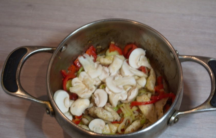 1. Этап. Куриный суп с лапшой в азиатском стиле: В кастрюлю с мясом и луком добавьте нарезанные шампиньоны.