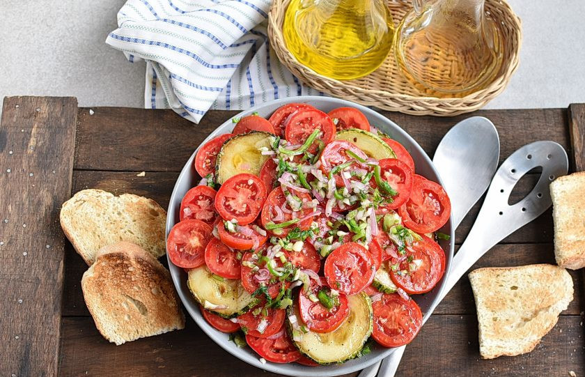 1. Этап. Салат из кабачков и помидоров: Подавайте салат с поджаренным свежим хлебом.