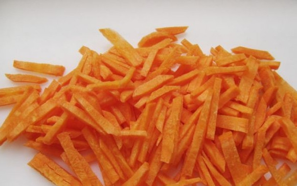 1. Этап. Борщ на свиных ребрышках: 3. В это время можно заняться заправкой. Морковь вымыть, просушить и почистить. Нарезать тонкими брусочками или натереть на терке.