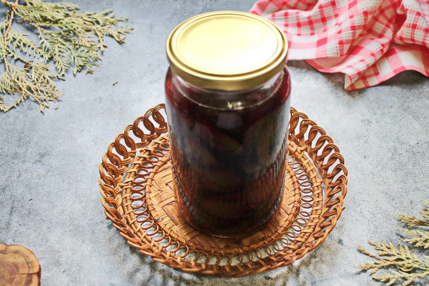 1. Этап. Настойка из сливы на водке: Выложите сливу и несколько косточек в сухую, чистую банку и залейте водкой. Плотно закройте и уберите в темное, сухое место на 45 дней. Настойку процедите, разлейте по бутылкам и остудите.