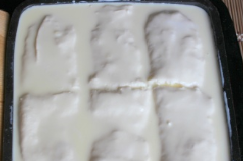 1. Этап. Ачма настоящая: Разделите ачму на 6 порционных кусочков. Сверху залейте кефирно-яичной смесью.