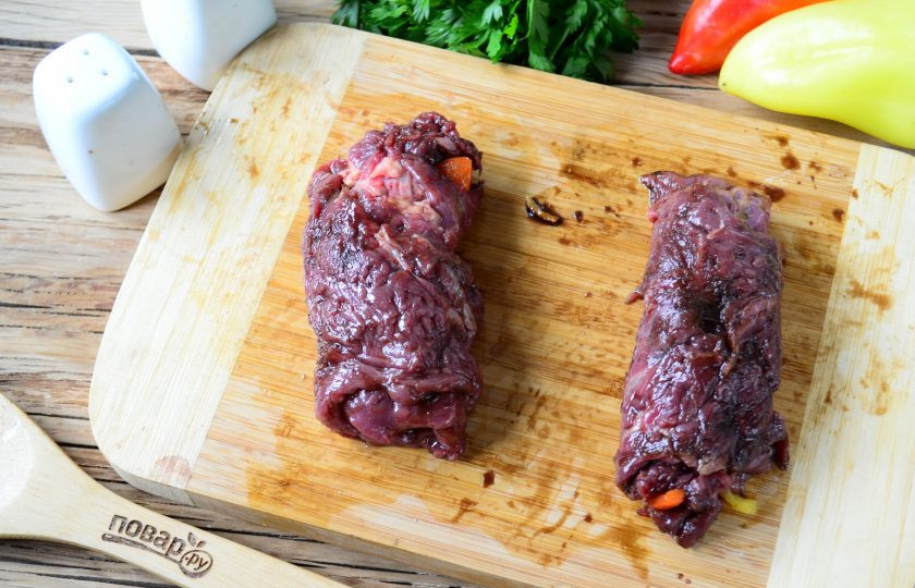 1. Этап. Мясные роллы, фаршированные овощами: При желании рулеты можно соединить нитками или зубочистками, чтобы они не разворачивались, но у меня они и так прекрасно держали форму.